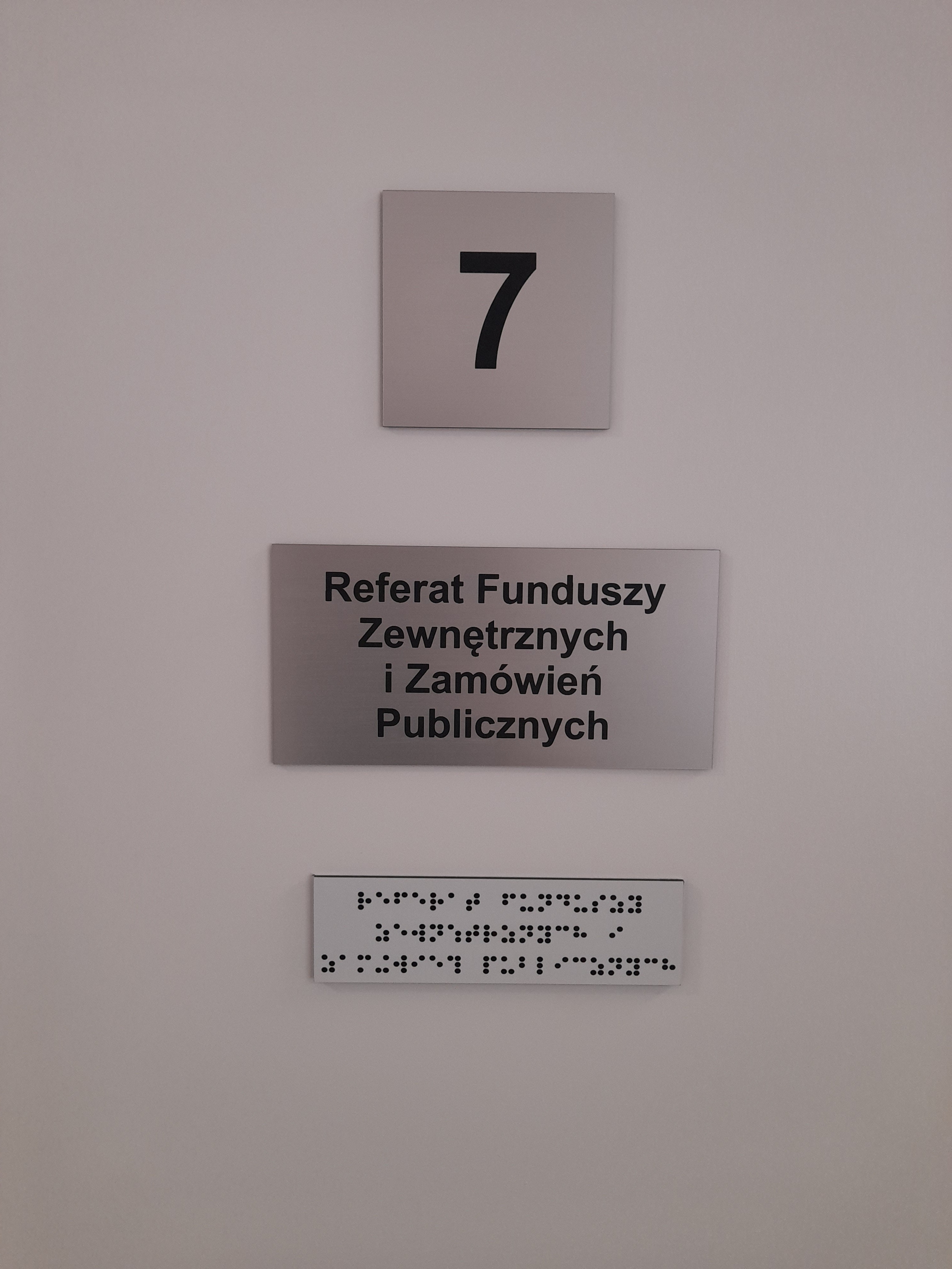 Oznaczenia w alfabecie braille'a w drugim budynku urzędu przy ul. 1 Maja 63